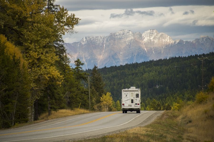 Camper op de weg in de buurt van Cranbrook in British Columbia in Canada.