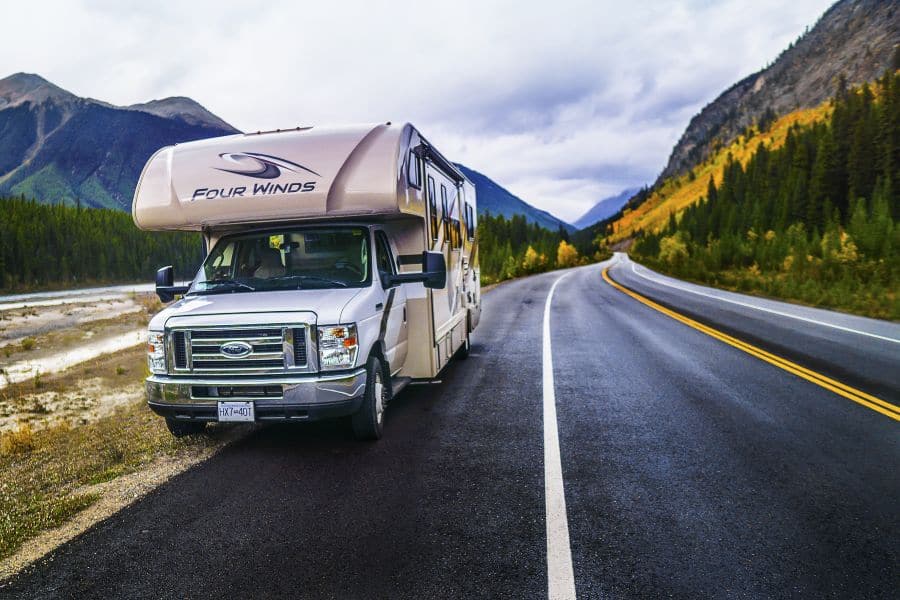 C-XLarge camper van Fraserway aan de kant van de weg met bergen op de achtergrond in Canada.