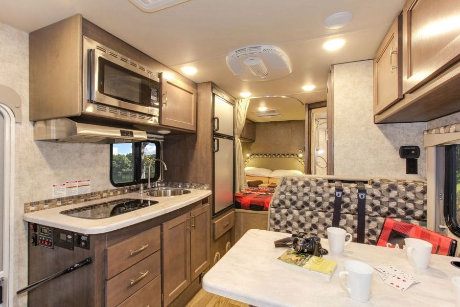 Interieur van een C-Medium camper van Fraserway camperhuur.