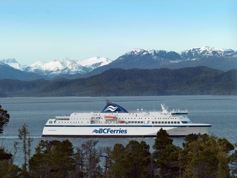 Schip van BC Ferries vaart langs de kust van British Columbia in Canada.