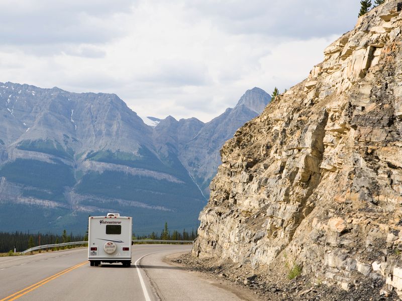 Camper van Fraserway rijdt langs rotswand in Canada.