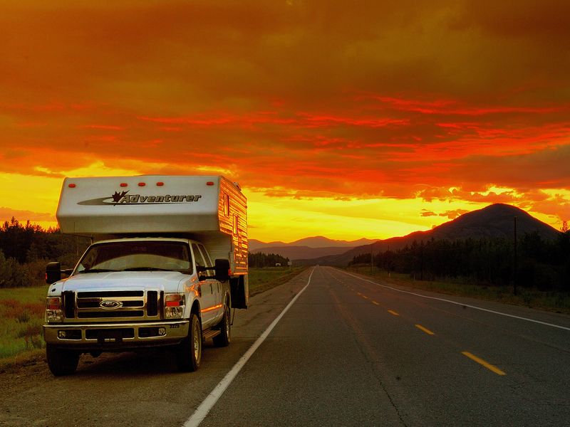 Truck camper van Fraserway aan de kant van de weg tijdens een zonsondergang in Canada.
