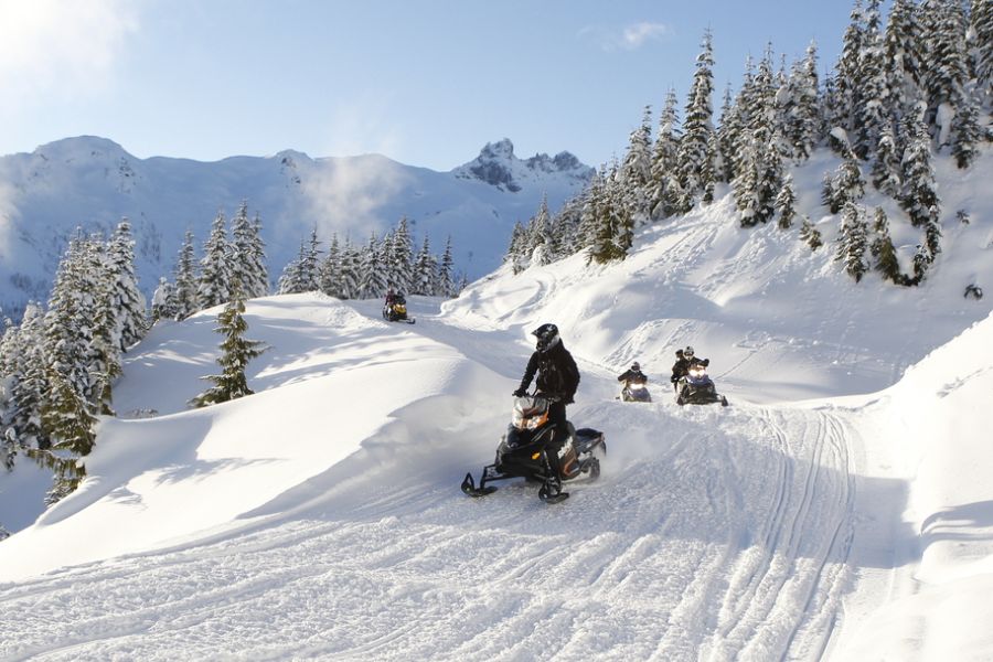 Sneeuwscootertocht in de bergen van Whistler in West-Canada.
