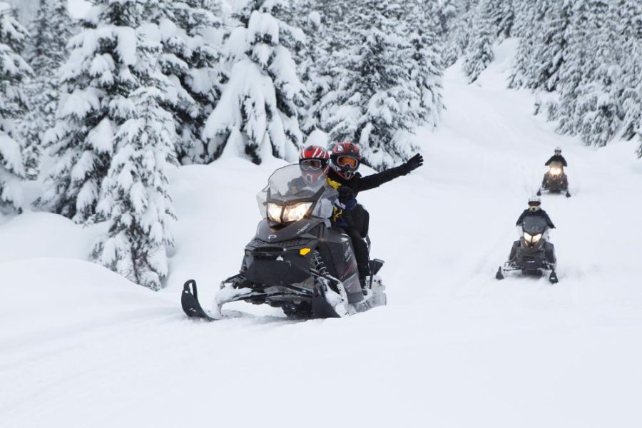 Drie sneeuwscooters nabij Whistler in British Columbia in Canada.