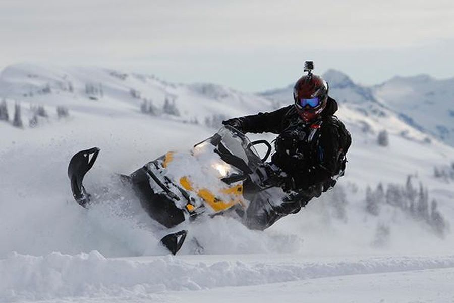 Man op sneeuwscooter in Whistler in British Columbia in Canada.