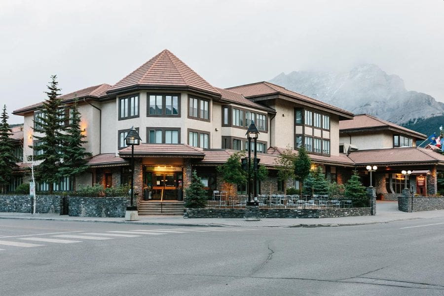 Vooraanzicht van Elk + Avenue Hotel in Banff tijdens een treinreis door West-Canada