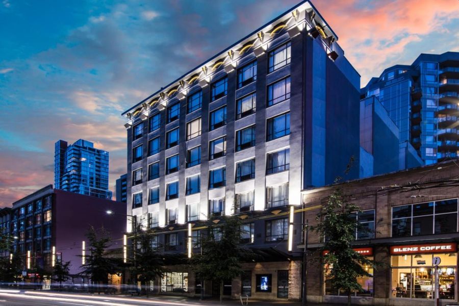 Vooraanzicht van Quality Inn & Suites in Vancouver tijdens een treinreis door West-Canada