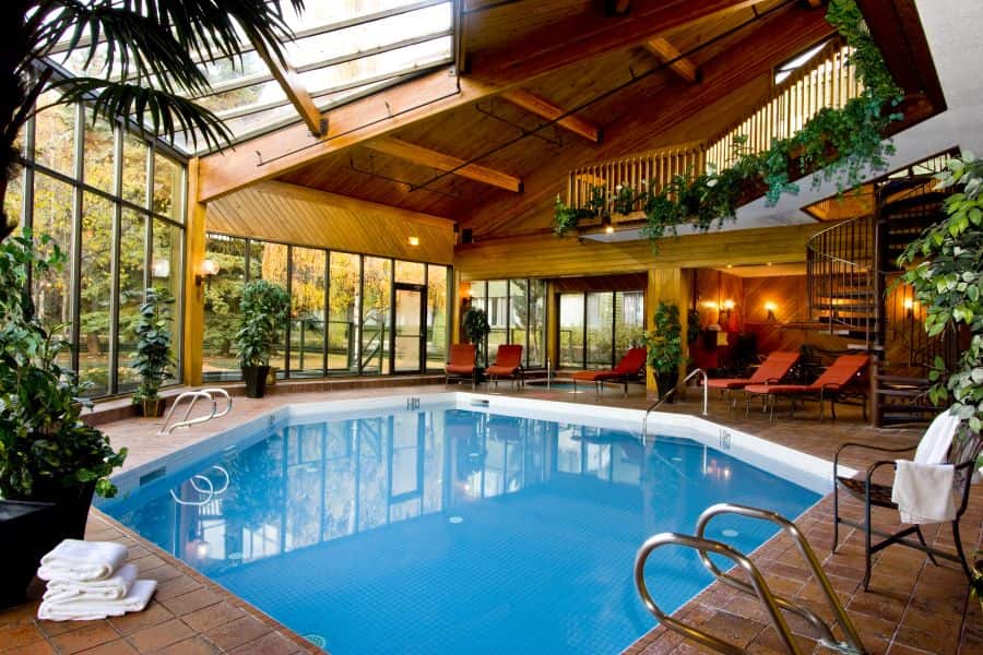 Zwembad bij Chateau Jasper tijdens een treinreis door Canada