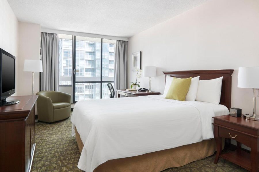Kamer met king-sized bed bij Chelsea Hotel in Toronto in Canada