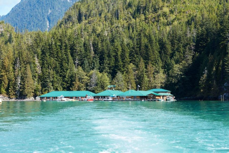 Vooraanzicht van Knight Inlet Lodge vanaf het water in British Columbia in Canada.