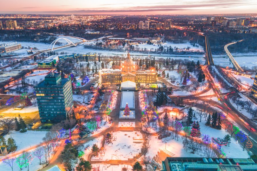 Bovenaanzicht van Edmonton in kerstverlichting tijdens een winterreis in Canada
