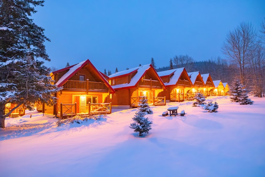 Buitenaanzicht van de Miette Mountain Cabins in Jasper tijdens een winterreis naar Canada