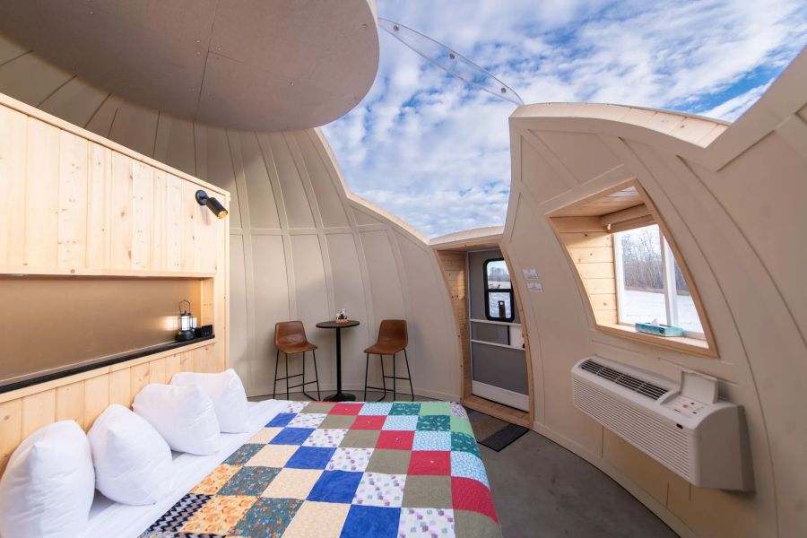 Binnenkant van een Sky dome bij Métis Crossing in Canada tijdens een winterreis