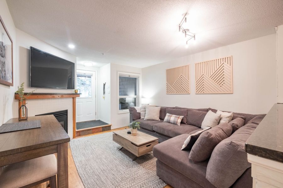 Woonkamer in Glaciers Reach Appartement nr. 73 tijdens een winterreis naar Canada