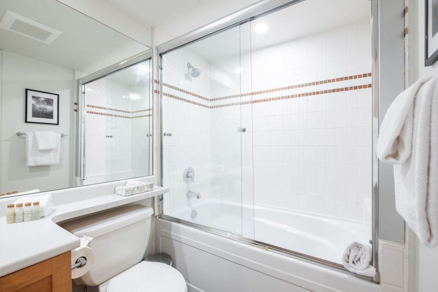 Badkamer in Glaciers Reach Appartement nr. 73 tijdens een winterreis naar Canada