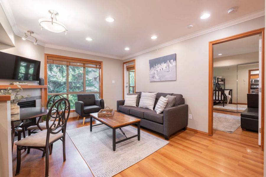 Woonkamer in Glaciers Reach Appartement nr. 117 tijdens een winterreis naar Canada