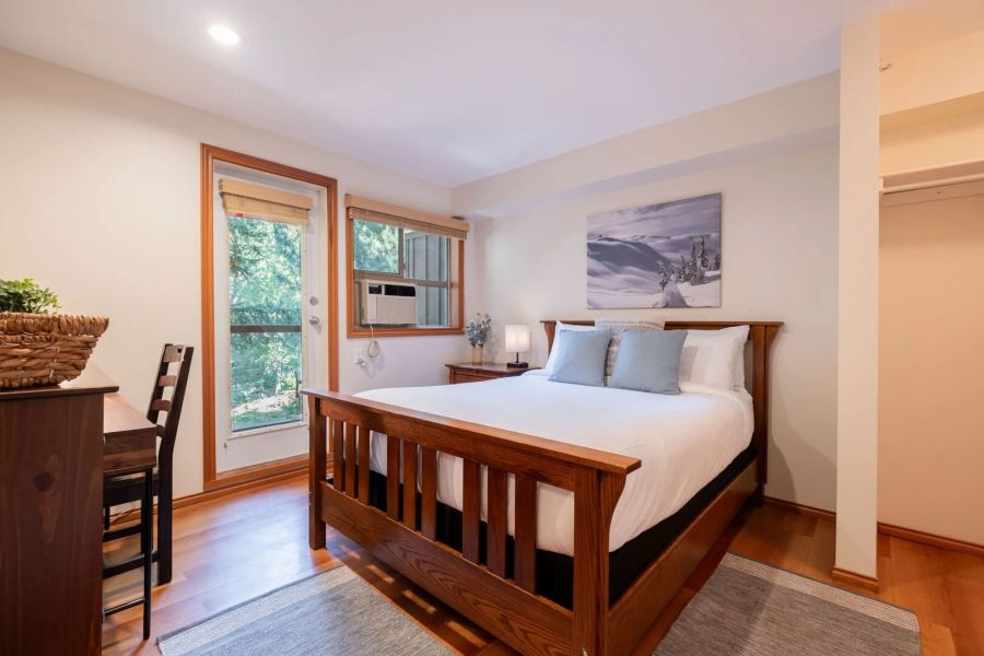 Slaapkamer in Glaciers Reach Appartement nr. 117 tijdens een winterreis naar Canada