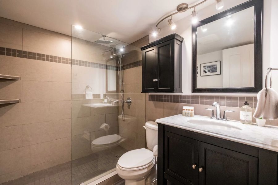 Badkamer in Glaciers Reach Appartement nr. 117 tijdens een winterreis naar Canada