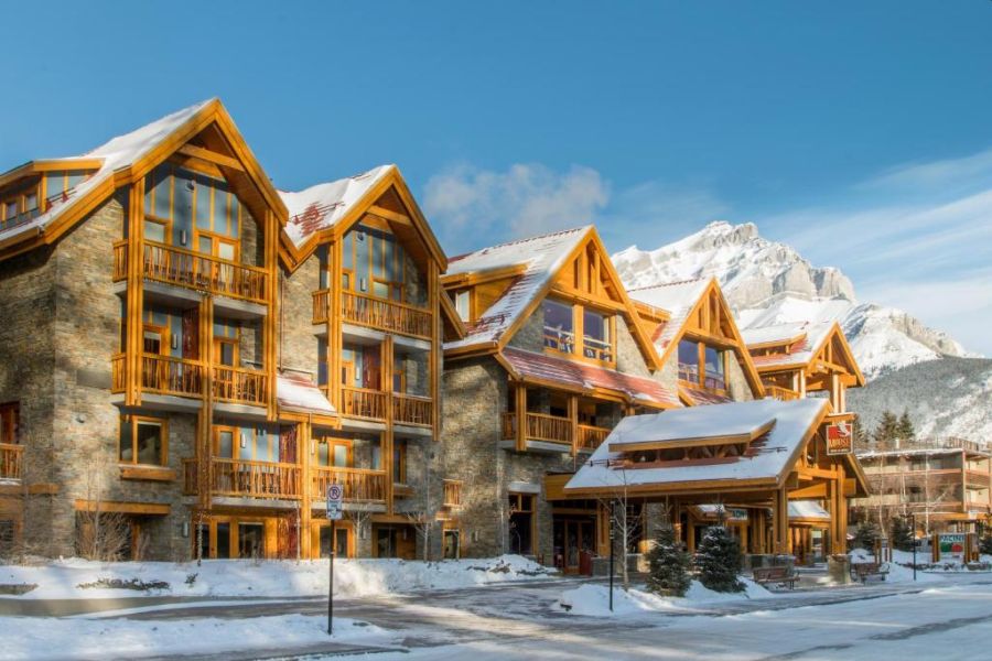 Buitenaanzicht van Moose Hotel & Suites tijdens een winterreis naar Banff Canada