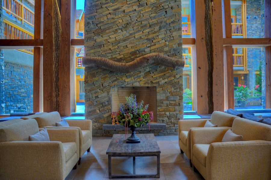 Lobby bij Moose Hotel & Suites in Banff Canada