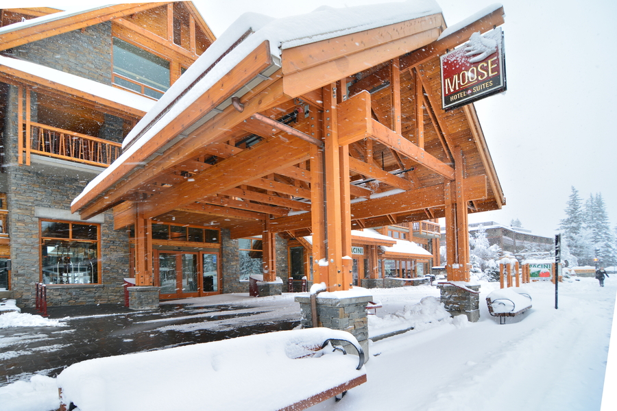 Ingang van Moose Hotel & Suites tijdens een winterreis naar Banff Canada