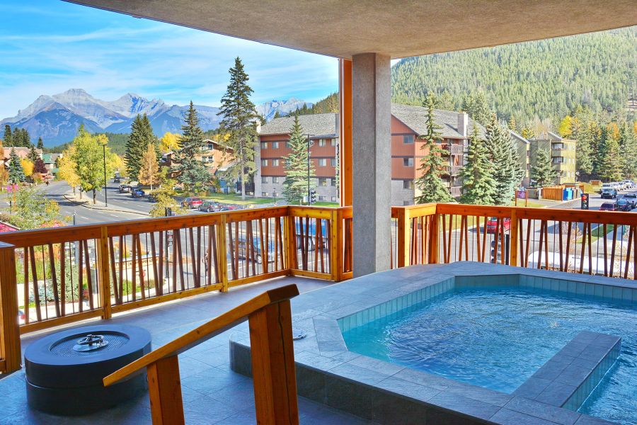 Uitzicht vanaf de hot tub bij Meadows Spa & Pools bij Moose Hotel in Banff Canada