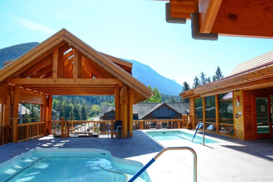 Dakterras zwembaden bij Moose Hotel & Suites in Banff Canada