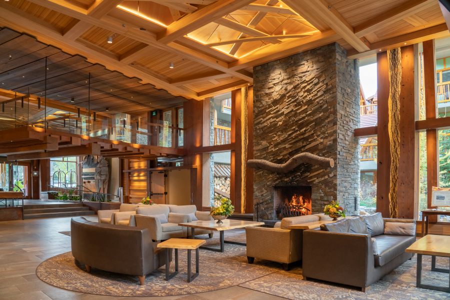 De lobby en lounge van Moose Hotel & Suites in Banff Canada