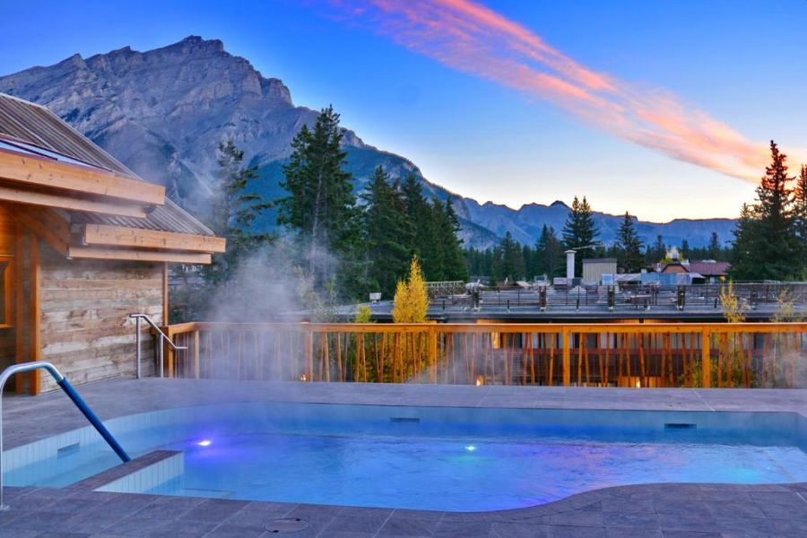 Zonsondergang vanaf dakterras van Moose Hotel & Suites in Banff Canada