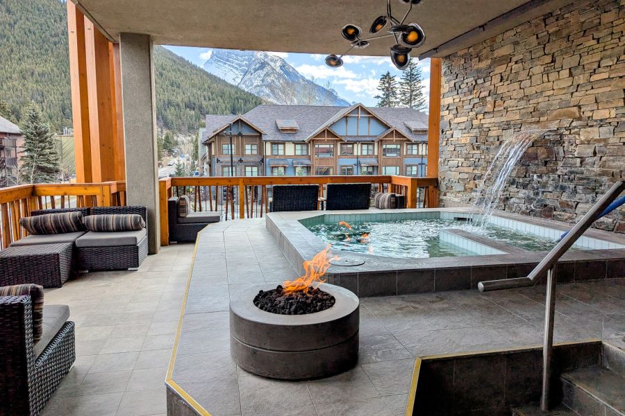 Hot tub met waterval bij Meadows Spa & Pools bij Moose Hotel in Banff Canada