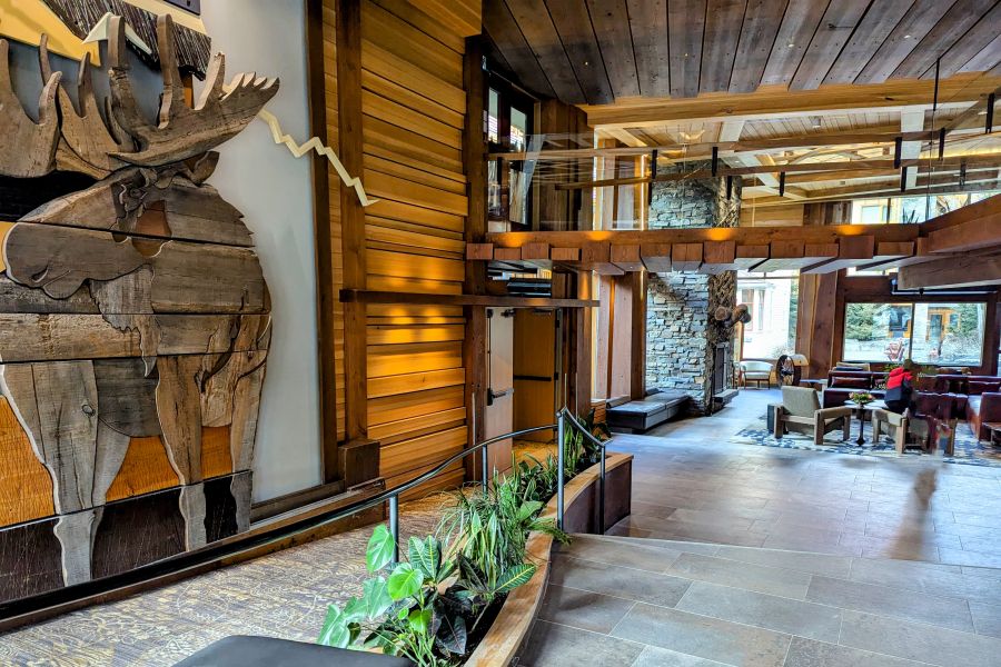 De lobby van Moose Hotel & Suites tijdens een wintersportreis naar Banff Canada