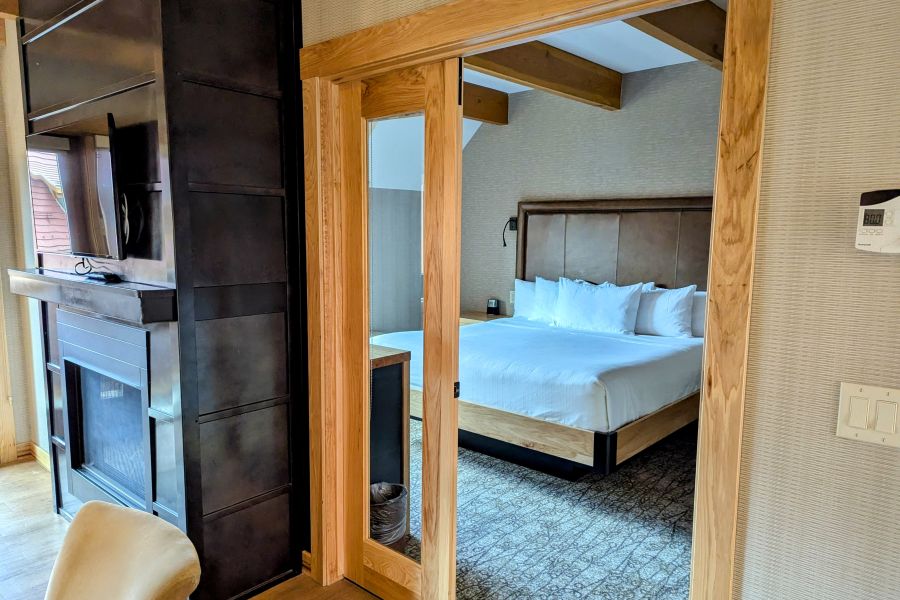 Slaapkamer in een 2 bedroom suite bij Moose Hotel & Suites in Banff Canada