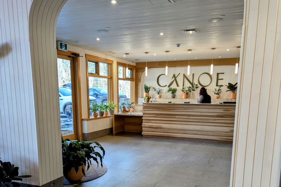 De balie bij Hotel Canoe & Suites in Banff Canada