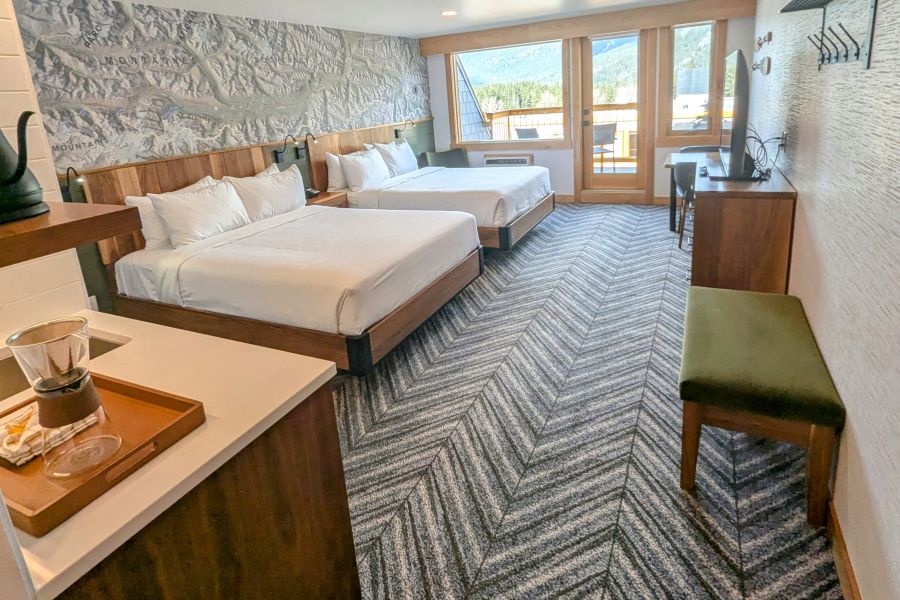 Een superior kamer met uitzicht bij Hotel Canoe & Suites tijdens een winterreis naar Banff Canada