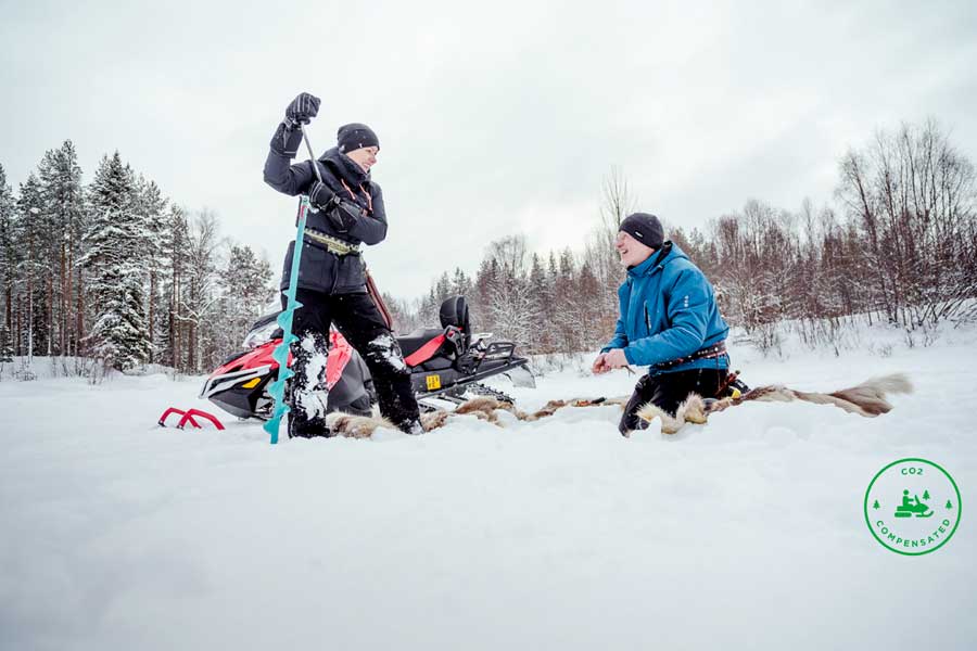 Sneeuwscootersafari incl. ijsvissen en sneeuwschoentocht Saariselka