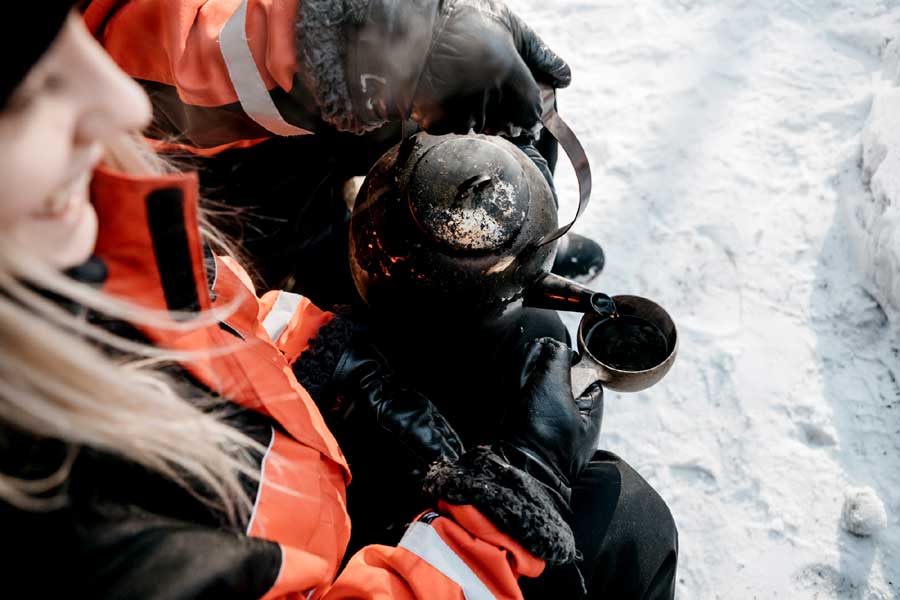 Sneeuwscootersafari incl. ijsvissen en sneeuwschoentocht Saariselka