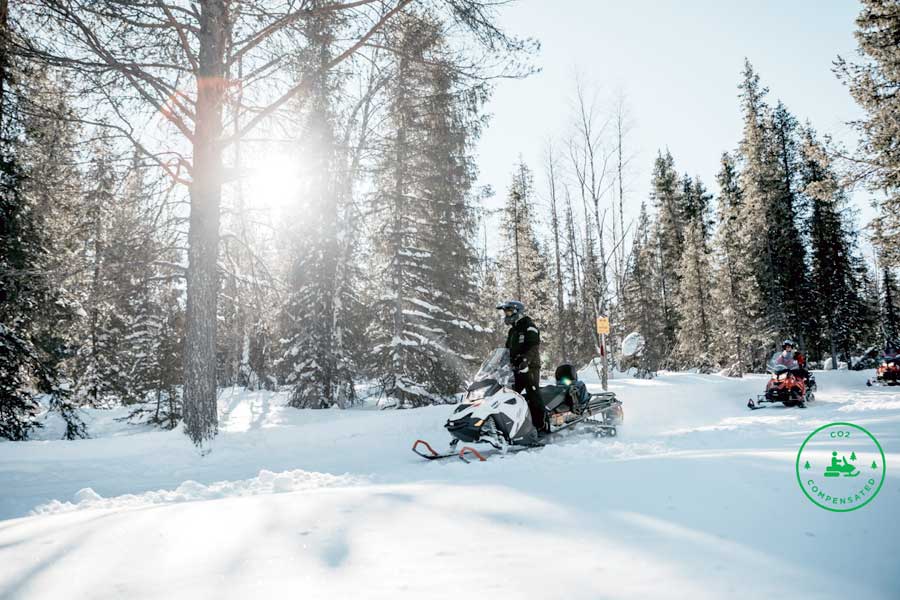 Sneeuwscootersafari incl. ijsvissen en sneeuwschoentocht Saariselka