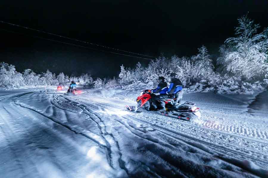 Sneeuwscooter bij nacht