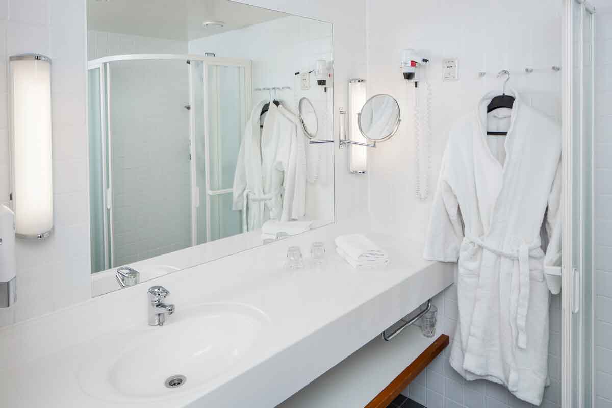 Badkamer standaard kamer in hotel Holiday Club Kuusamon Tropiikki met BBI Travel