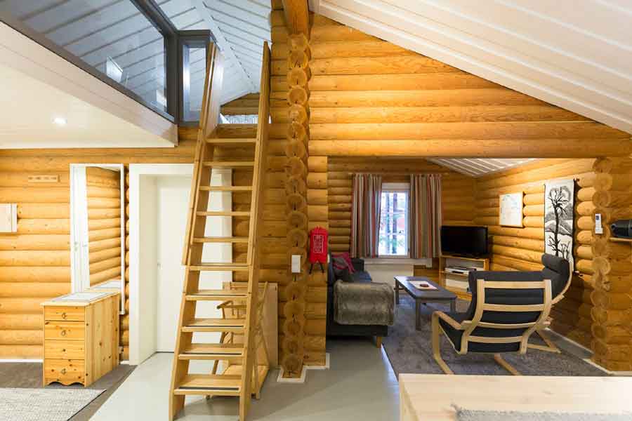 Woonkamer en trap naar loft