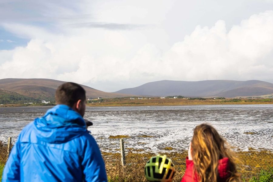 Twee mensen kijken uit vanaf de Greenway in Ierland