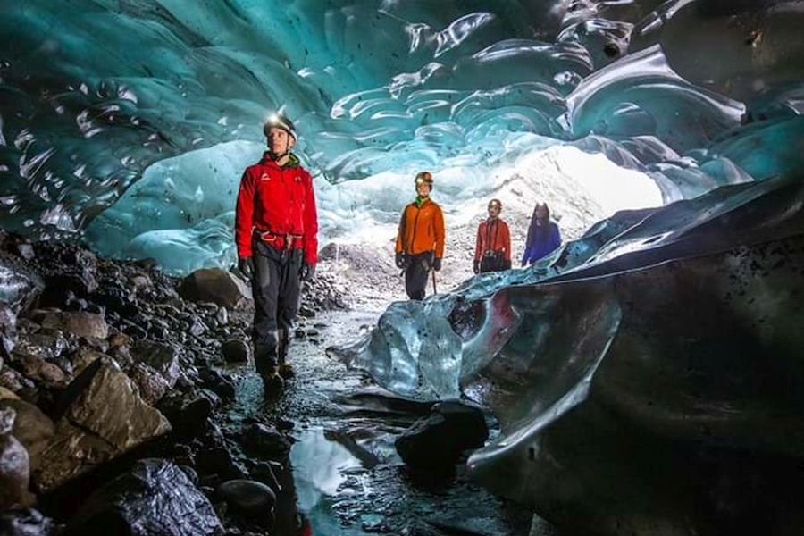 Askur Ice Cave IJsland