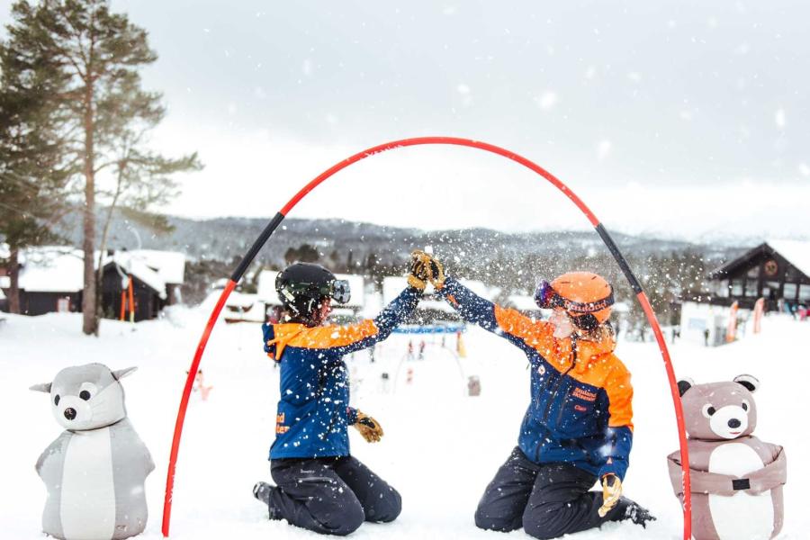 Spelende kinderen in de sneeuw in Rauland