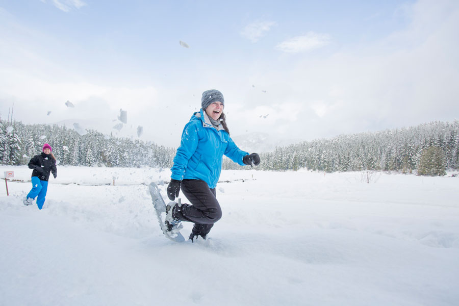 Twee mensen lopen op sneeuwschoenen over een meer in Zweden