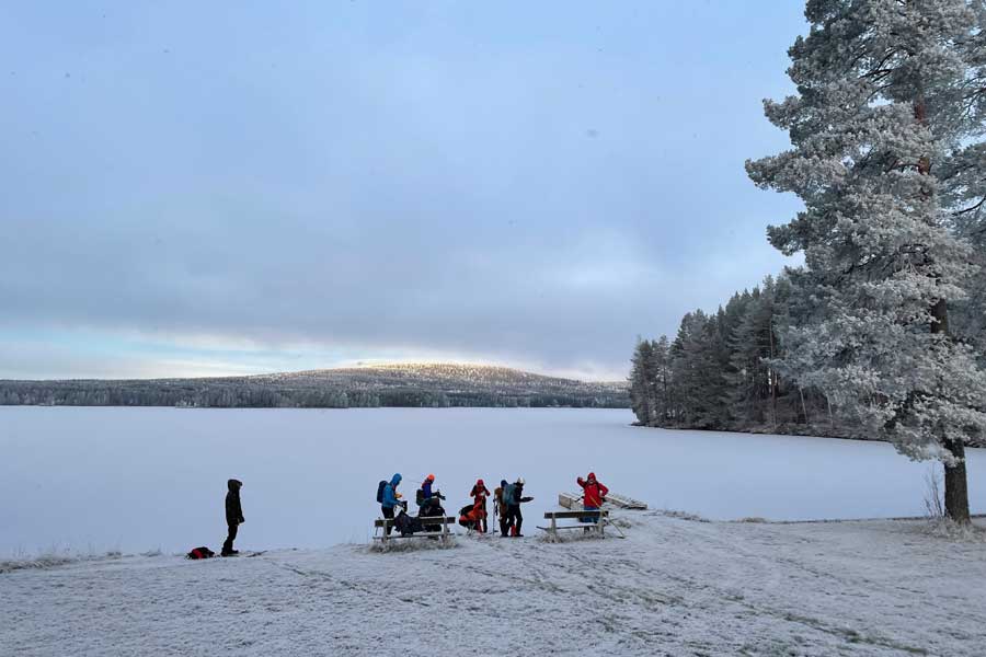 Schaatsers aan de waterkant in Orsa