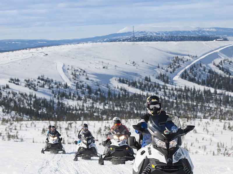 Sneeuwscootersafari de berg op in Stöten, Zweden