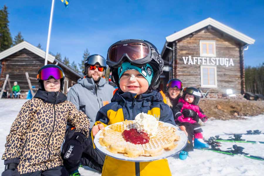 Kinderen met een wafel bij Vaffelstuga in de winter